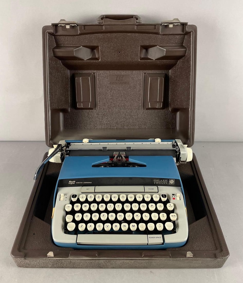 Vintage Smith - Corona Galaxie Twelve Portable Typewriter (1 of 3)