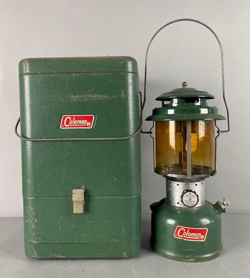 Coleman Model 220F Kerosene Lantern with Case (1 of 2)