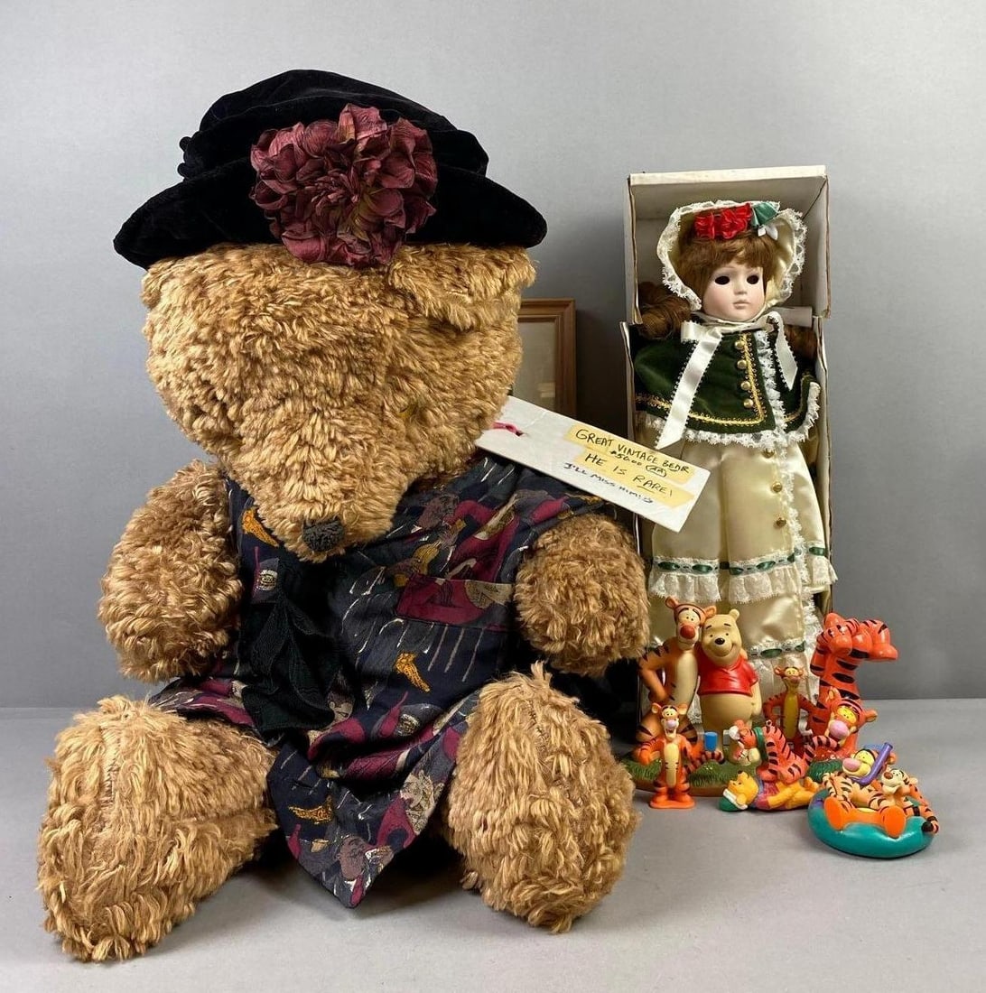 Group of Assorted Winnie The Pooh Ornaments and More (1 of 3)