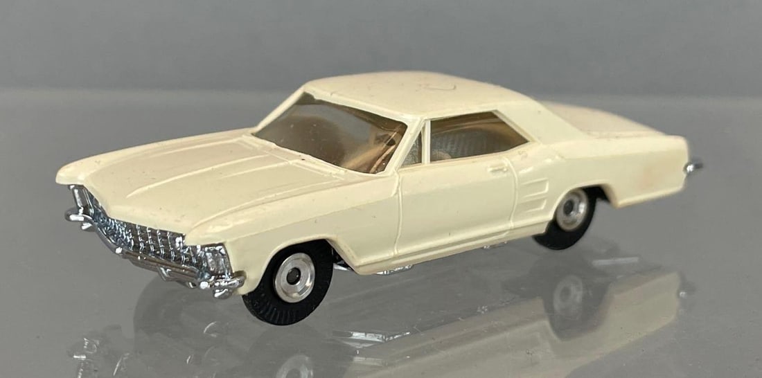 Vintage Aurora Cigar Box Riviera Die-Cast Vehicle (1 of 4)