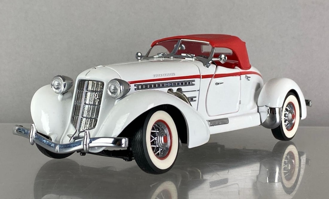 The Franklin Mint 1945 Auburn Bottal Speedster: 1/24 scale, die-cast, hood ornament missing