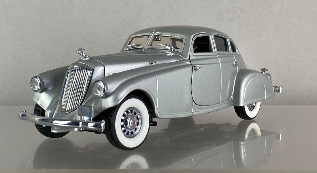 The Danbury Mint 1933 Pierce Silver Arrow: 1/24 scale, die-cast