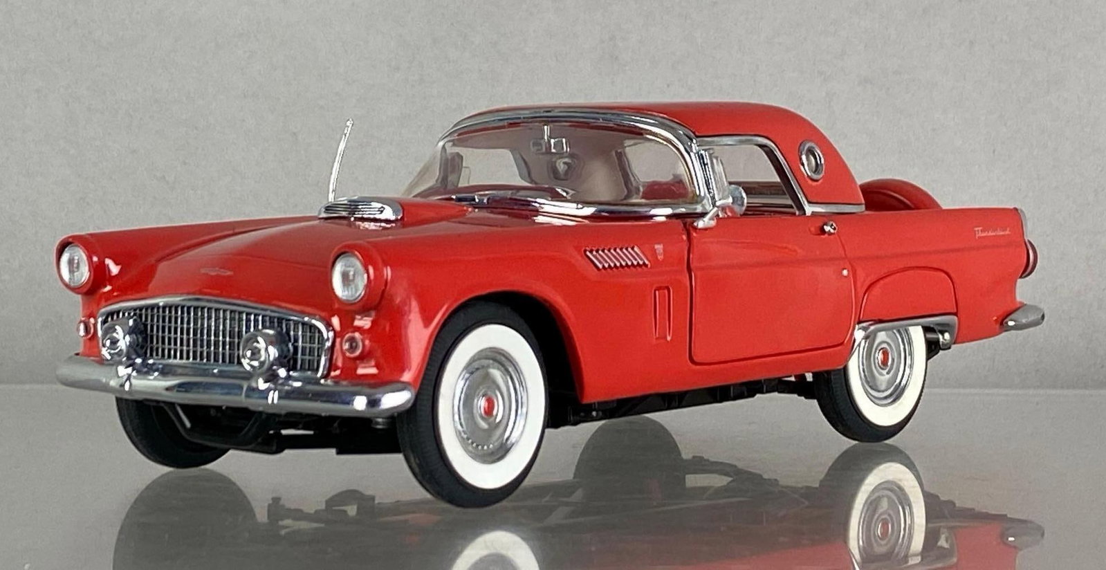 The Danbury Mint 1956 Ford Thunderbird: 1/24 scale, die-cast, driver side door handle missing