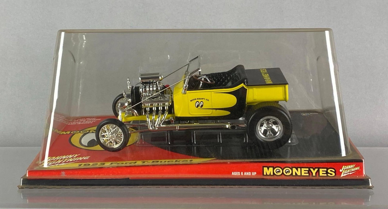 Playing Mantis Johnny Lightning 1923 Ford T-Bucket Mooneyes (1 of 3)