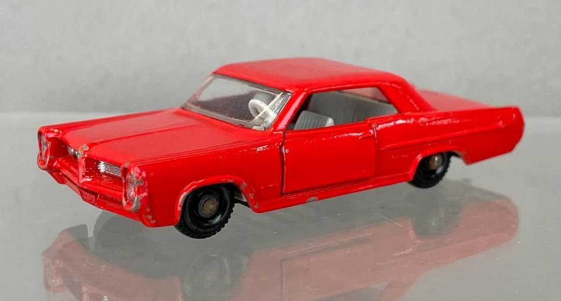 Vintage Lesney Matchbox Pontiac G.P. Sports Coupe Die-Cast Vehicle (1 of 4)