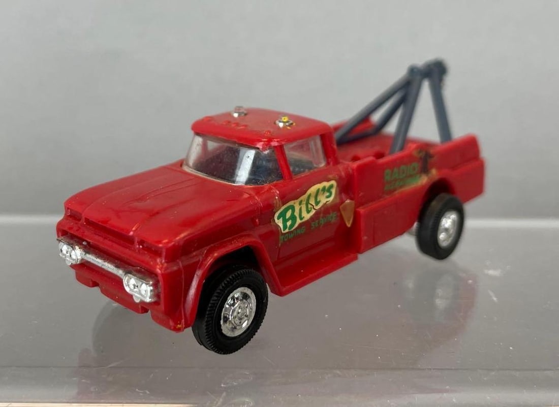 Lindberg Line Plastic Tow Truck (1 of 3)