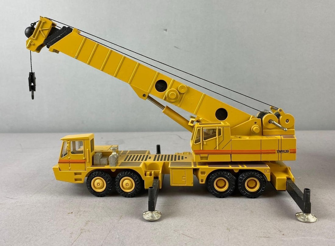 Vintage Grove Worldwide TM9120 Carrie-Mounted Hydraulic Crane 1/50 Scale Die-Cast Vehicle (1 of 4)