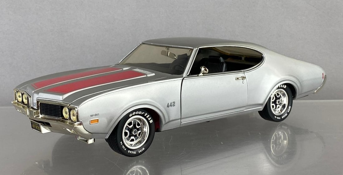 ERTL 1969 Oldsmobile 442 W-30 Die Cast Vehicle: 1/18 Scale missing side mirror.
