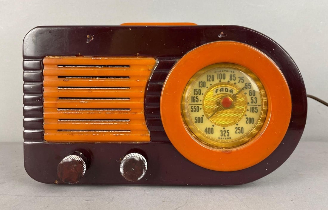 Vintage Fada Model 1000 Bullet Catalin Radio (1 of 4)