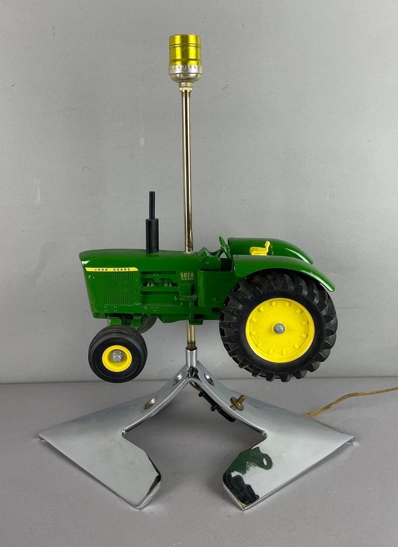 John Deere 5020 Diesel Tractor Table Lamp: Working condition, measures 17 1/2 inches x 14 1/2 inches x 9 1/4 inches