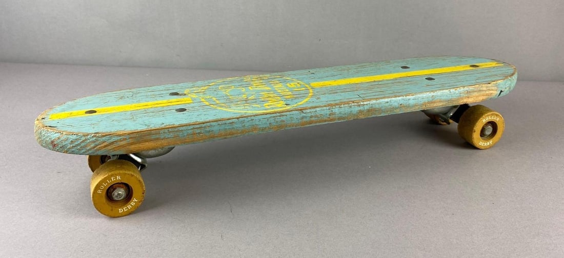 Vintage 1960s Roller Derby Mustang 15 Skateboard: Measures 21 inches in length.