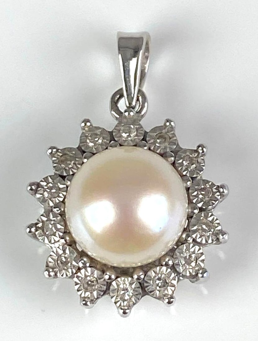 AV Signed 10K White Gold Pearl Diamond Pendant: Total weight of 2.4 grams, measures 3/4 inches H x 1/2 inches W
