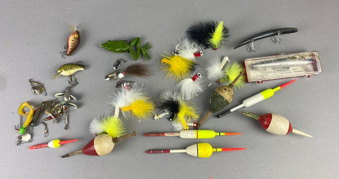 Group of Assorted Vintage Fishing Lures (1 of 3)