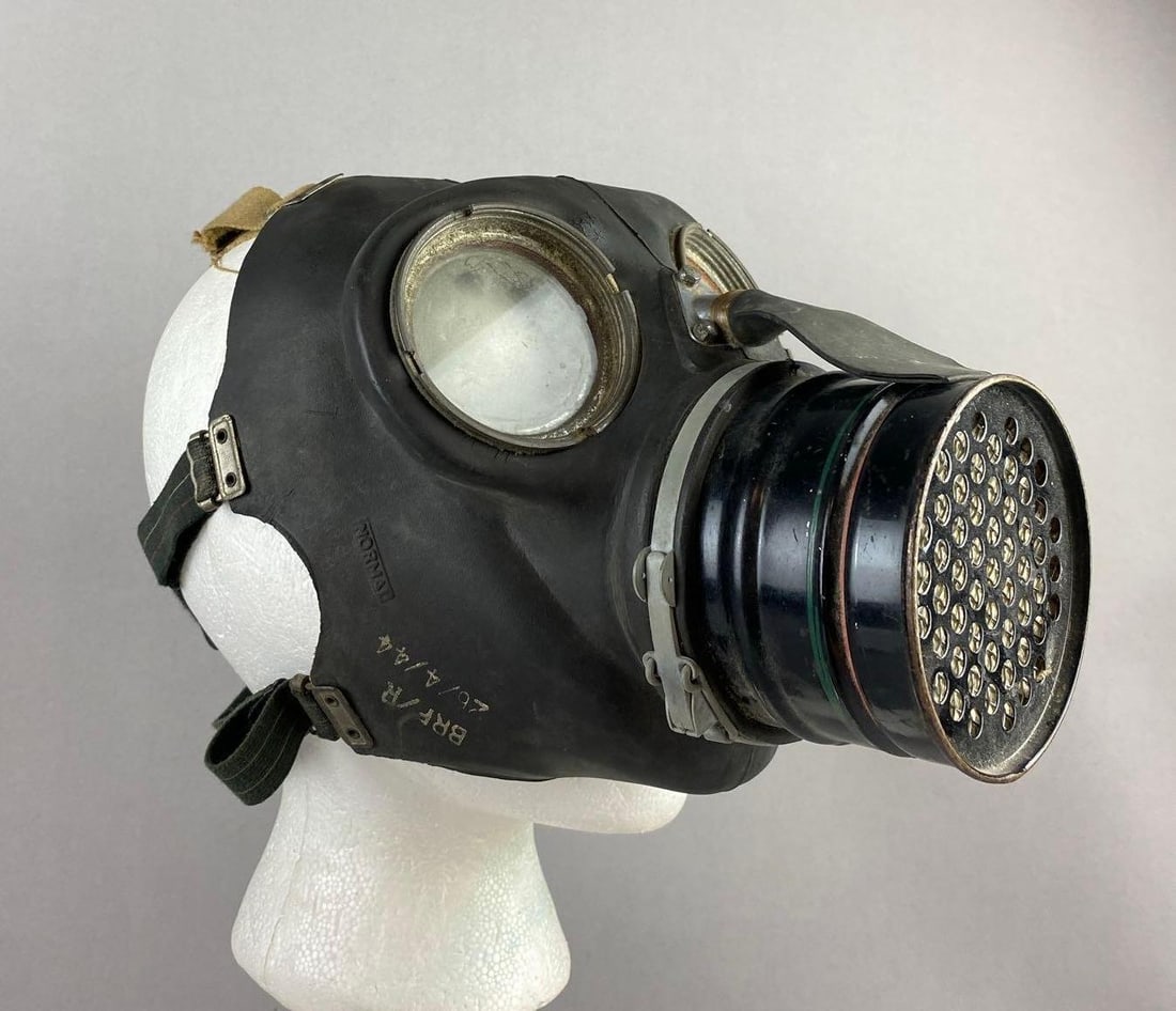 1944 WW2 British Civilian Duty Respirator: Cracked rubber. Adjustable size.