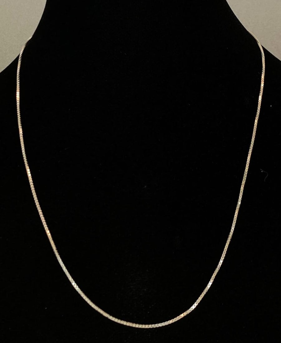 Signed Italian Sterling Silver Box Chain Necklace: Measures 22 inches in length