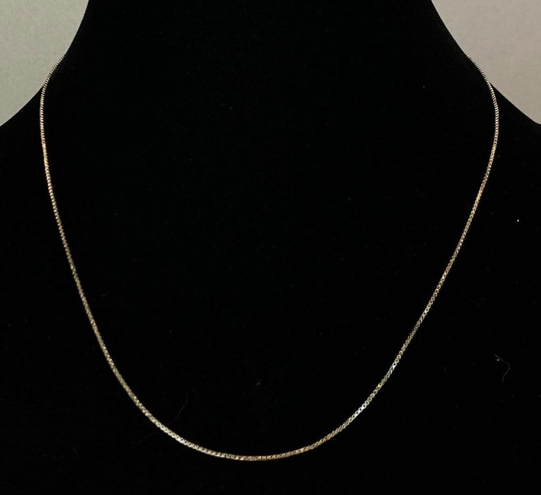 Signed Italian Sterling Silver Box Chain Necklace: Measures 18 1/2 inches in length