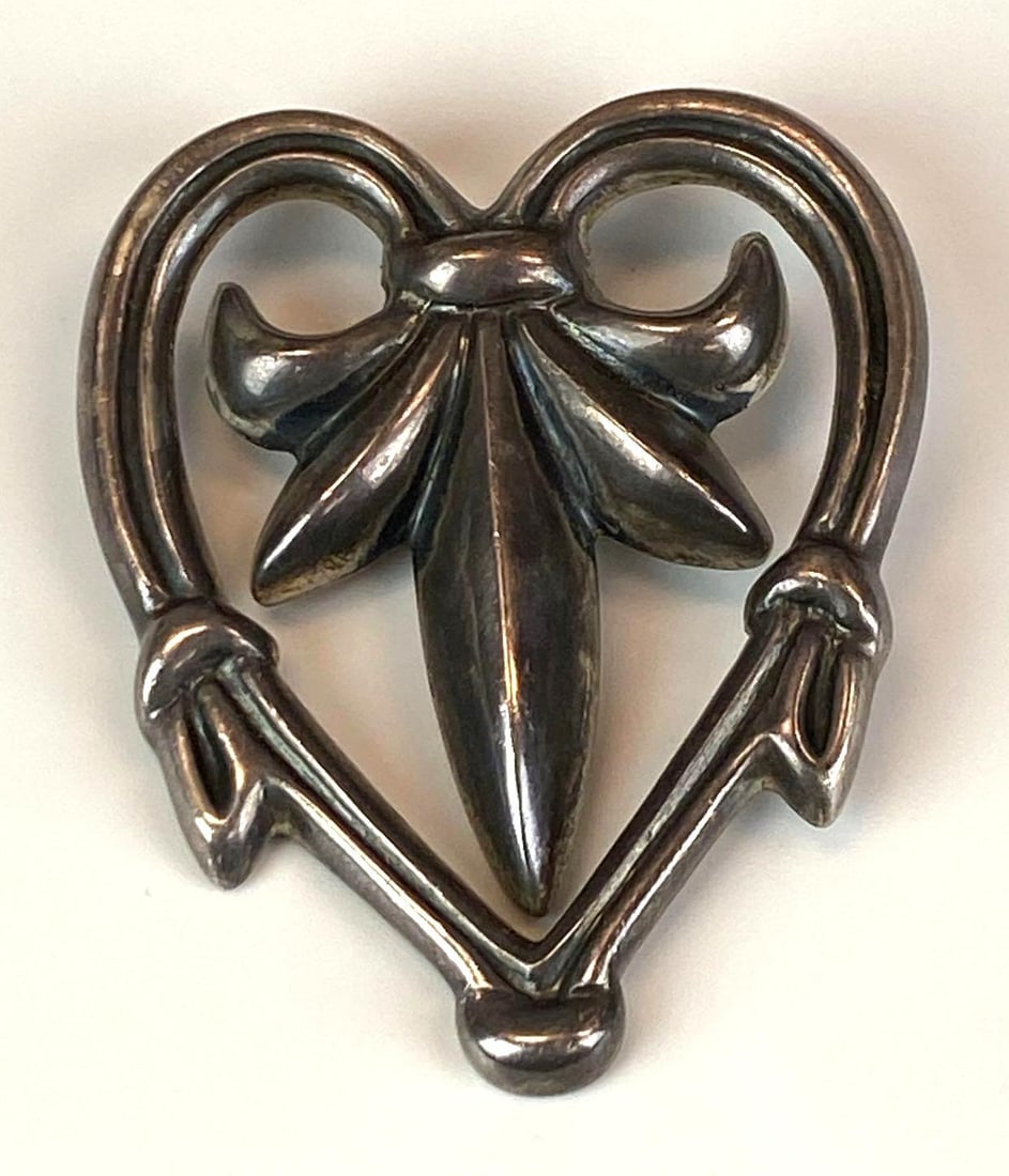 1994 MMA Signed Sterling Silver Heart Fleur De Lis Brooch: Metropolitan Museum of Art, Measures 2 inches H x 1 1/2 inches W