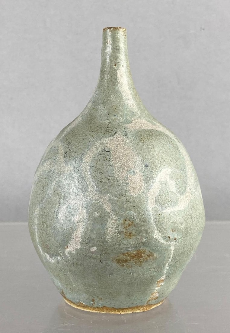 Vintage Jang Gyeong Byeong Style Vase: C. Newar marked. Measure 4 inches tall.