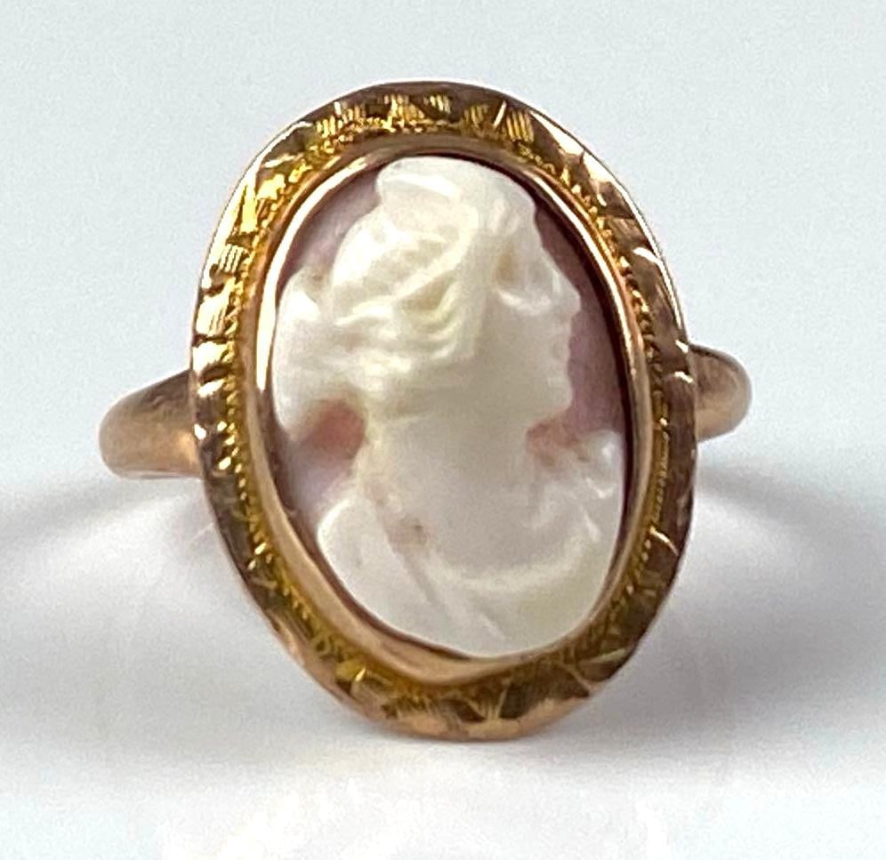 18K Yellow Gold Cameo Ring (1 of 4)
