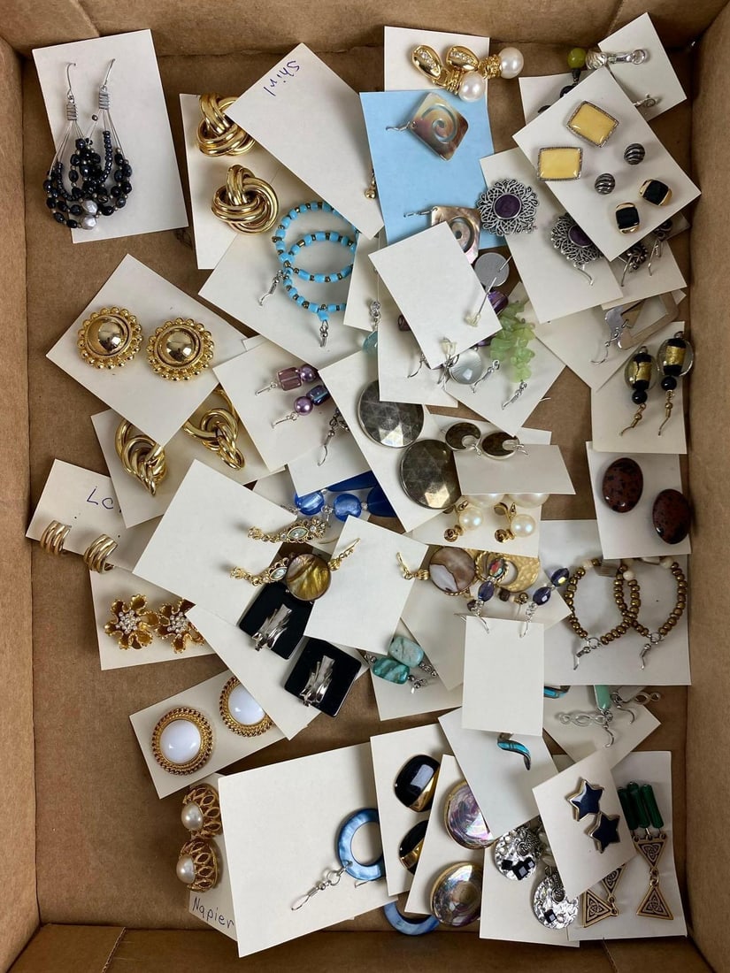 Group of Assorter Costume Jewelry Earrings (1 of 3)