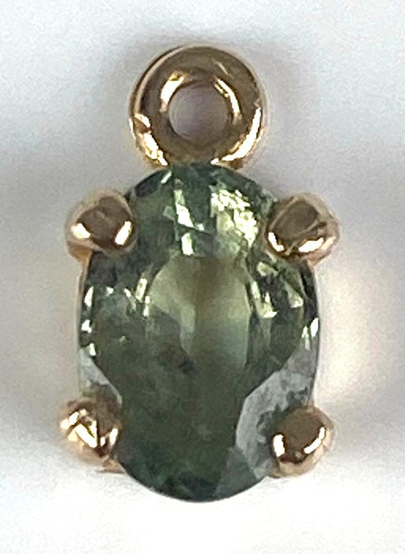 14K Yellow Gold Peridot Pendant: total weight of 0.4 grams, measures 1/4 inches H