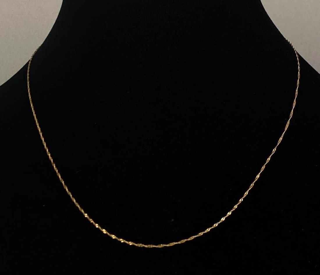 14K Yellow Gold Twisted Chain Necklace: total weight of 0.8 grams, repaired clasp, measures 18 inches in length