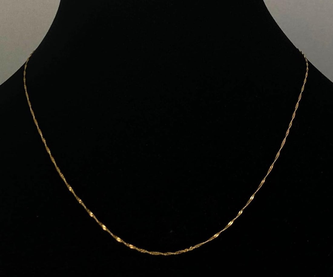 F Signed 14K Yellow Gold Twisted Chain Necklace: Total weight of 0.7 grams, repaired clasp, measures 18 inches in length