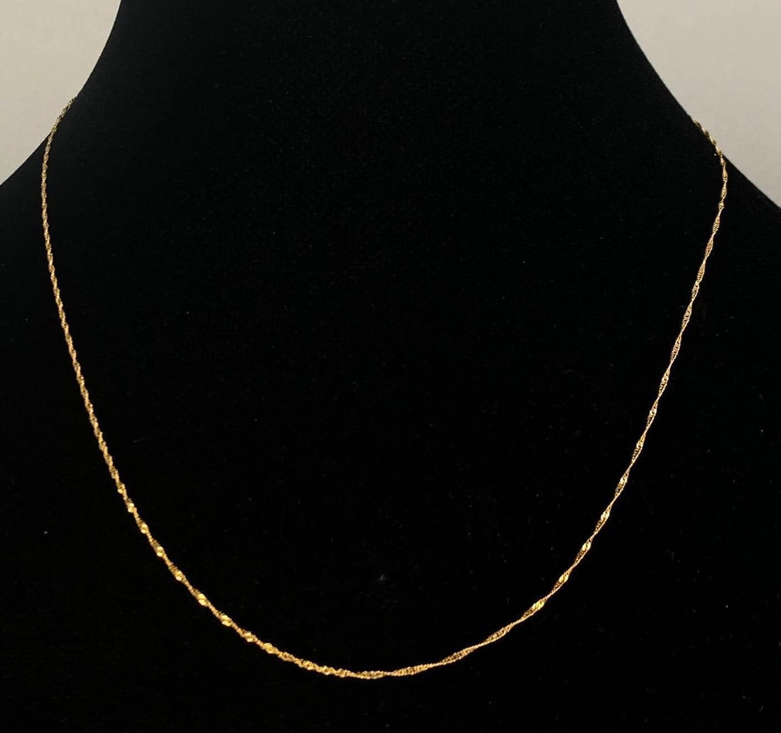 F Signed 14K Yellow Gold Twisted Chain Necklace: Total weight of 0.8 grams, repaired clasp, measures 18 inches in length