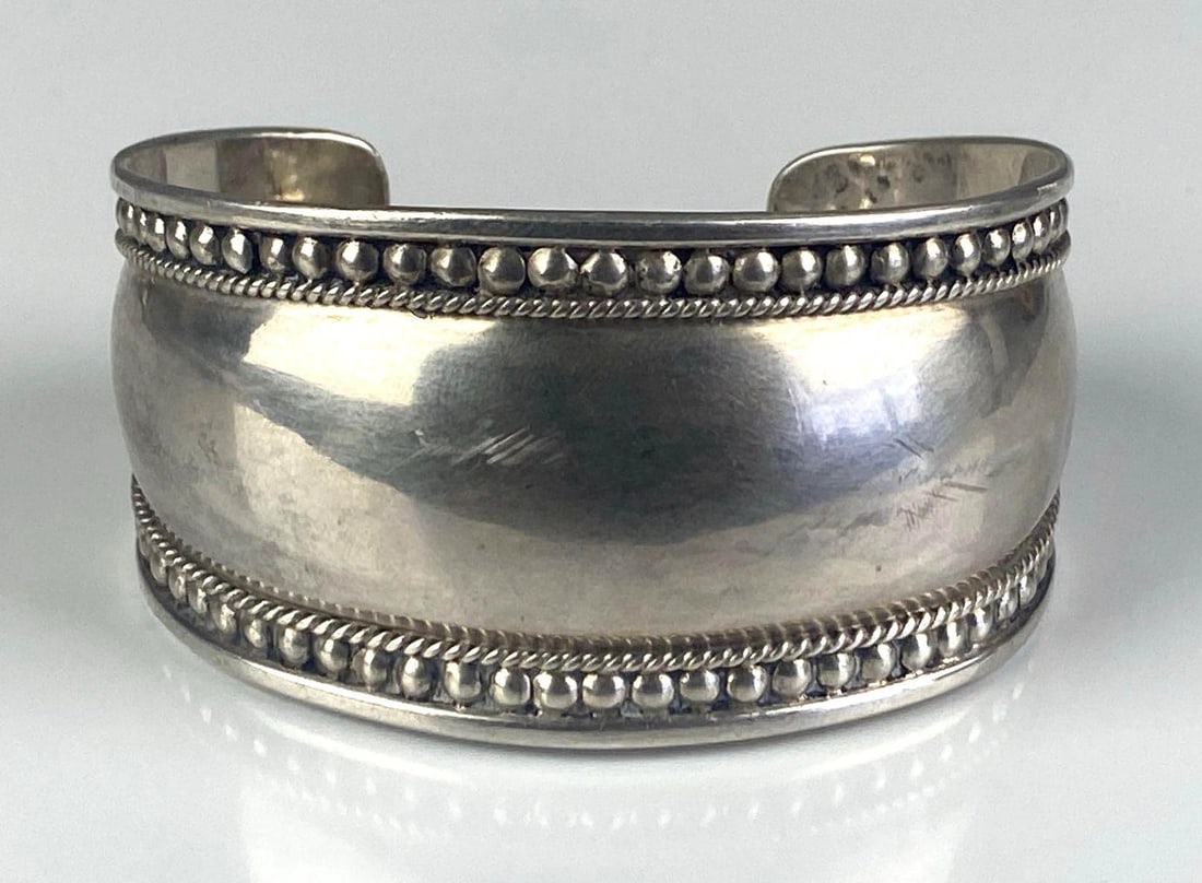 Sterling Silver Cuff Bracelet: Total weight of 25.9 grams, 1 1/2 inches H, inner circumference measures 7 inches with a 1 inches opening