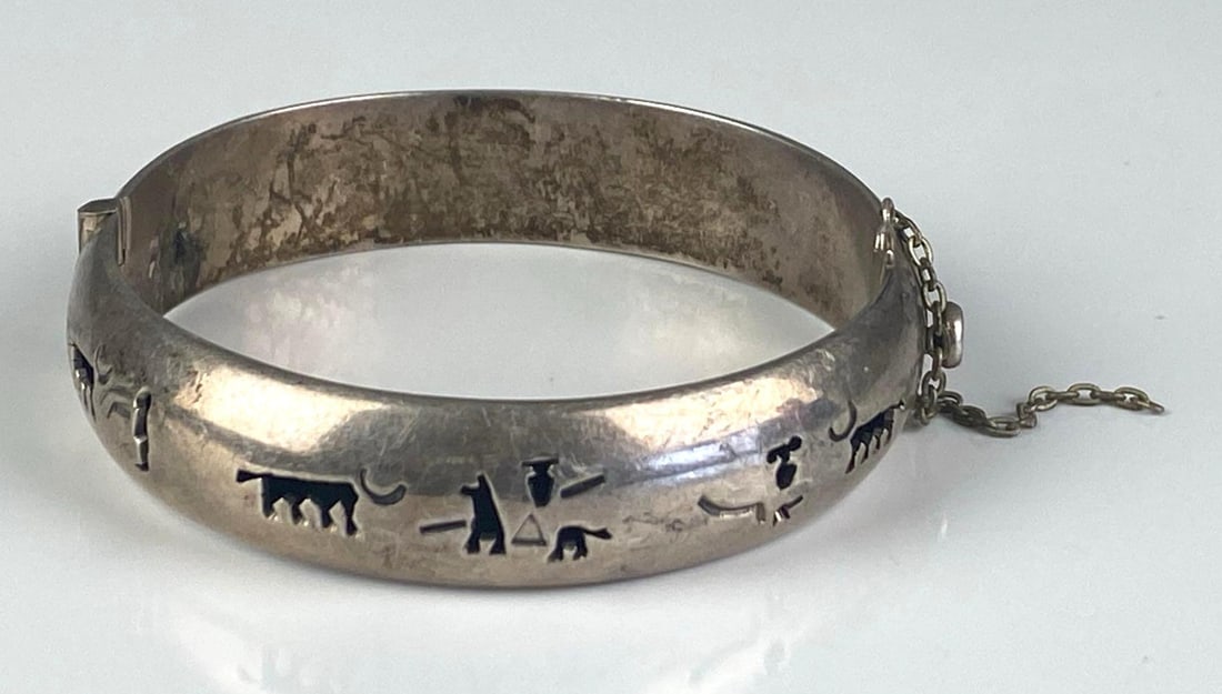 Mexican Sterling Silver Animal Motif Hinged Bangle: Total weight of 40.2 grams, Chain not attached fully, measures 2 1/2 inches H x 2 1/2 inches W
