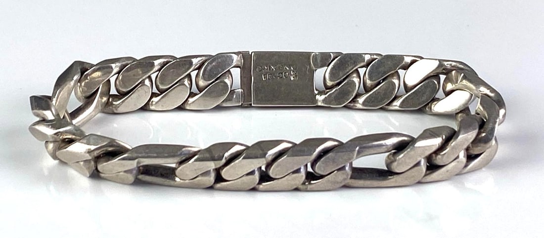 Mexican Sterling Silver Figaro Link Chain Bracelet: total weight of 111.3 grams, measures 9 inches in length