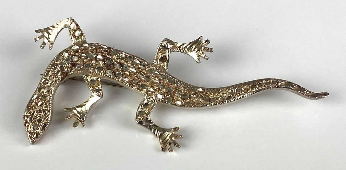 ND Signed Sterling Silver Crawling Lizard Brooch: Measures 1 inches H x 2 1/2 inches W