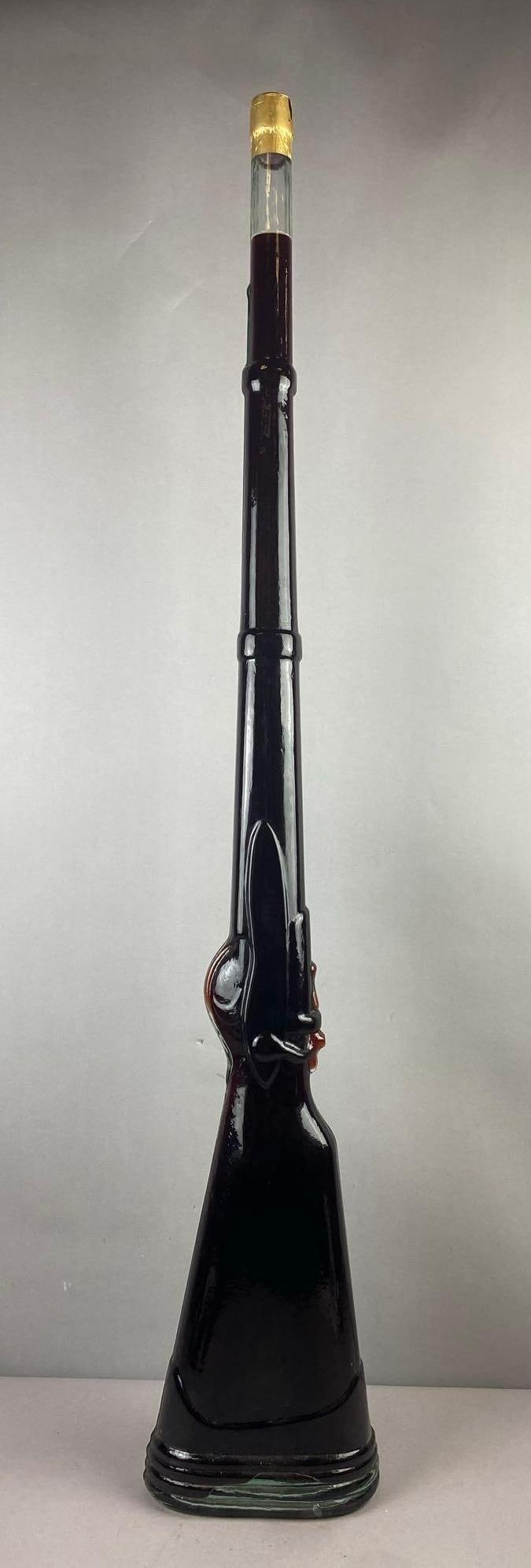 Vintage 1984 Italian Cosecha Chianti Fiasco Flintlock Rifle Bottle: Measure 45 inches tall. Sealed