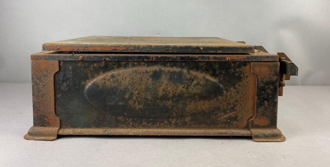 Antique Triner Post Office Scale: Extremely Rusty throughout. Measures H 6 1/2 x W 15 x L 18 inches.