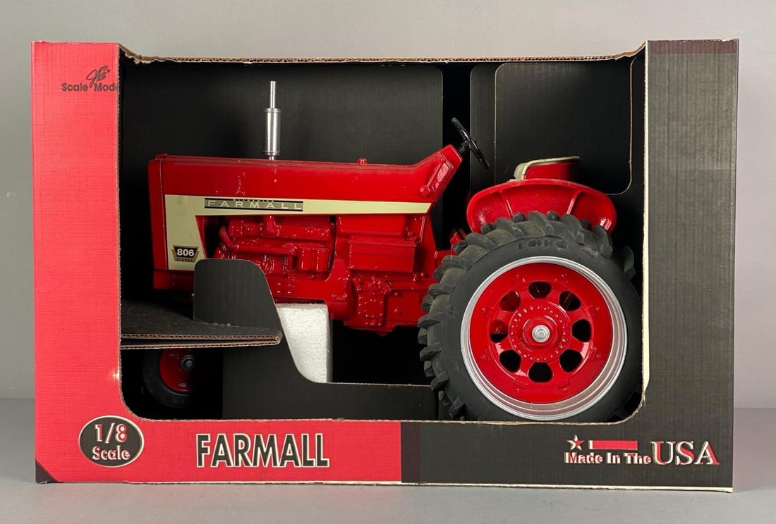 ERTL McCormick Farmall 806 Diesel Tractor (1 of 4)