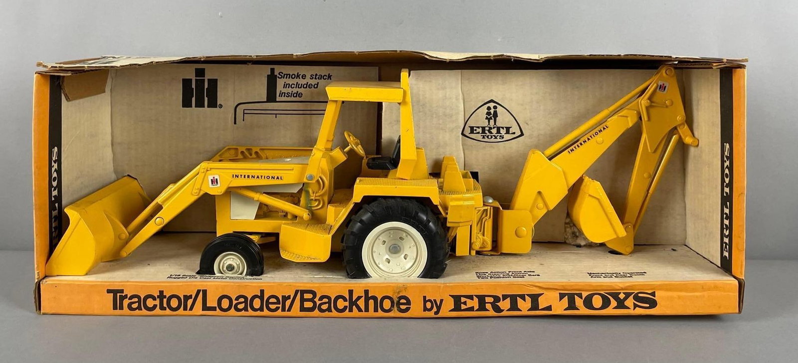 Ertl International Harvester Die-Cast Tractor / Loader / Backhoe (1 of 2)