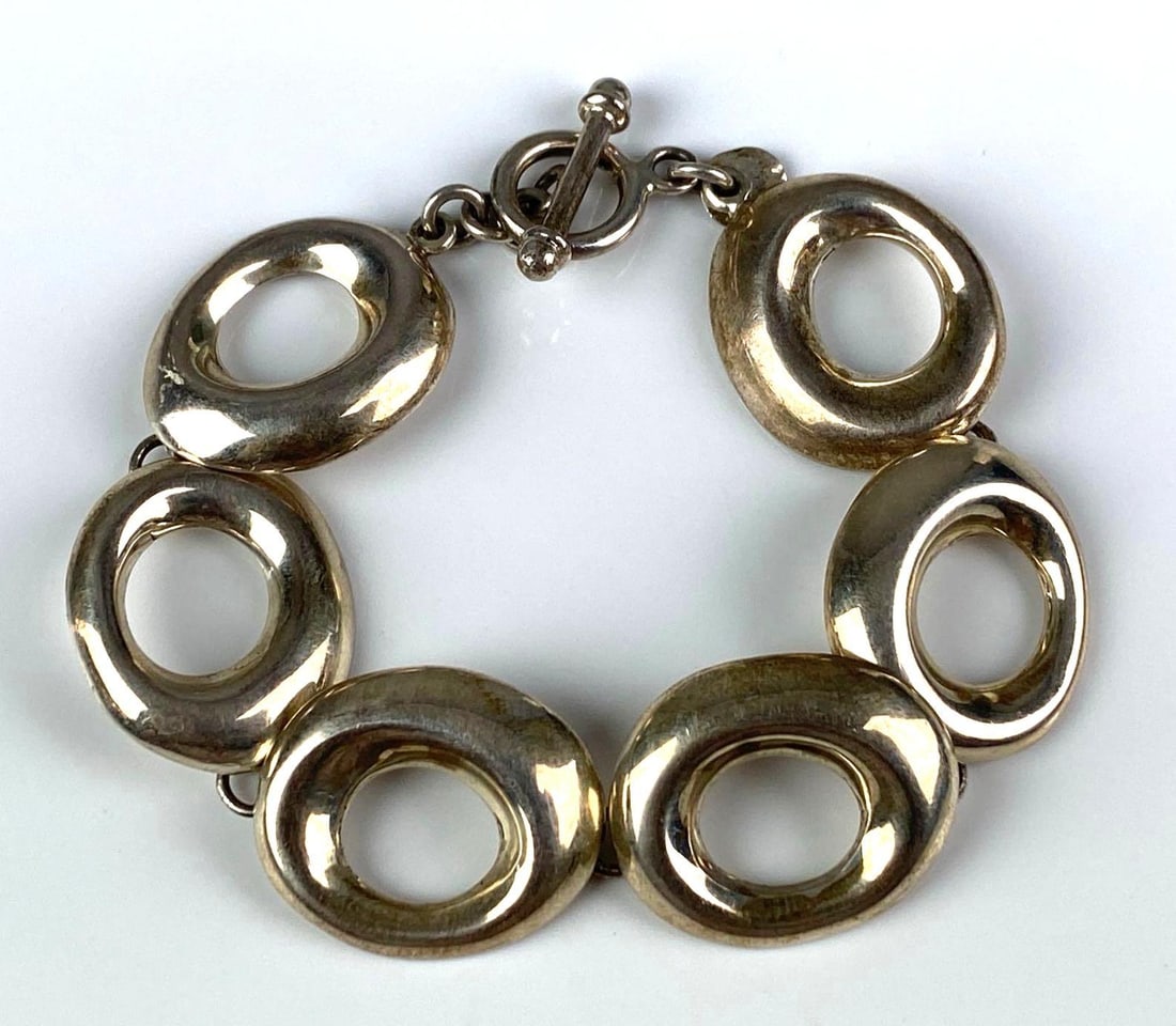Ilaria Signed Sterling Silver Circular Link Toggle Bracelet: Measures 7 1/2 in length