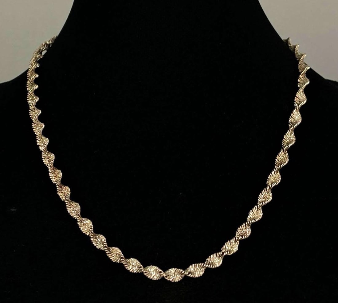 Signed Italian Sterling Silver Herringbone Twist Necklace: Measures 20 in length