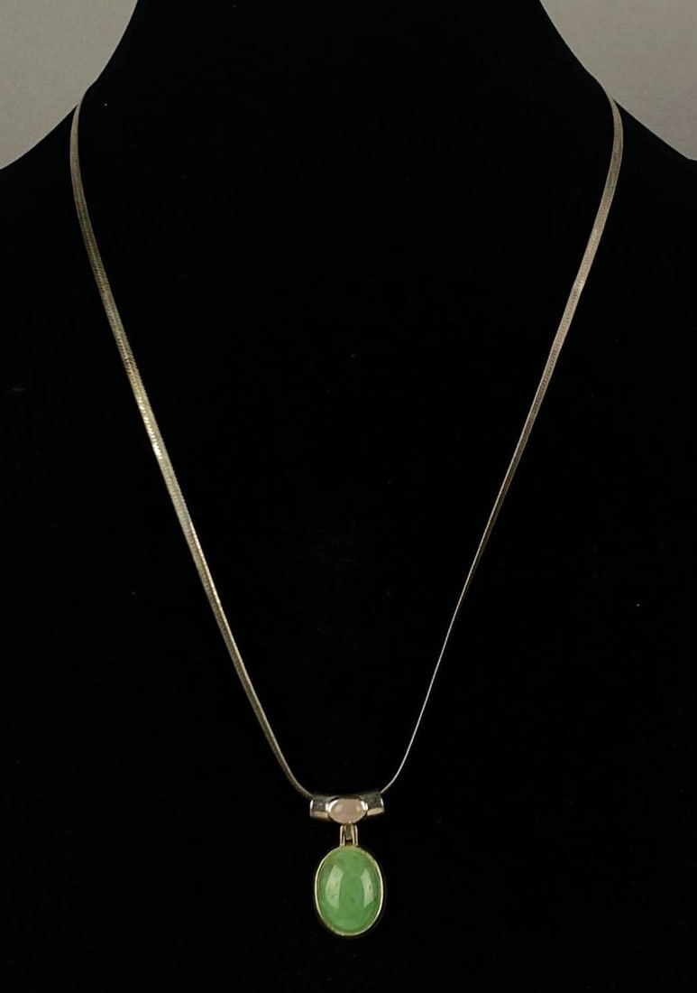 Italian Sterling Silver Herringbone Necklace with Rose Quartz and Jade Pendant: Necklace measures 24 in length
