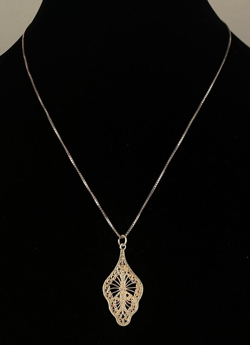 NF Signed Italian Sterling Signed Box Chain Necklace with Leaf Pendant (1 of 3)