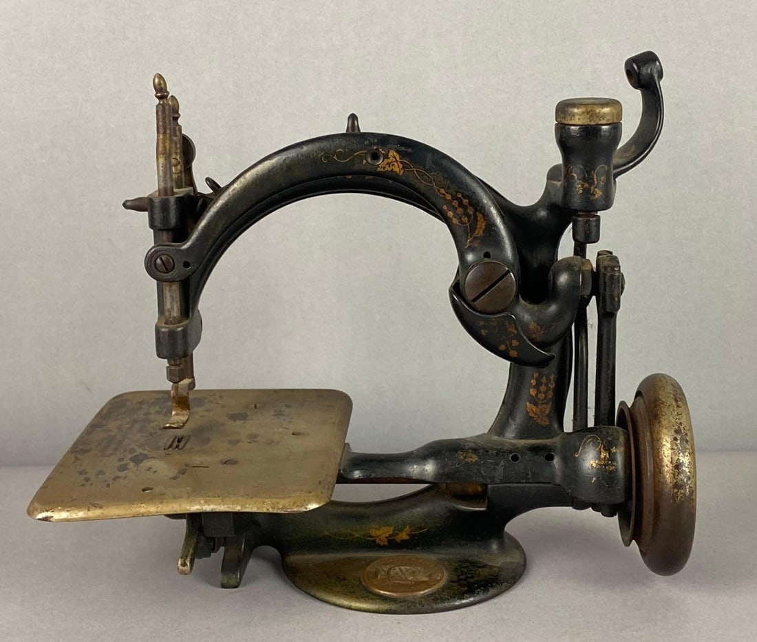 Antique 1890?s Wilcox and Gibbs Chain Stitch Sewing Machine (1 of 4)