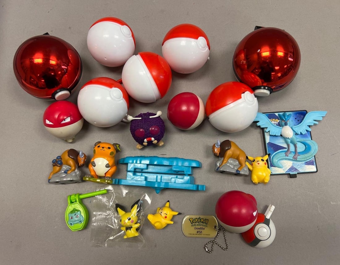 Vintage Pokemon Poke Ball Toys and Nintendo Character Figure Lot: Mixed lot of vintage Pokemon collectibles
