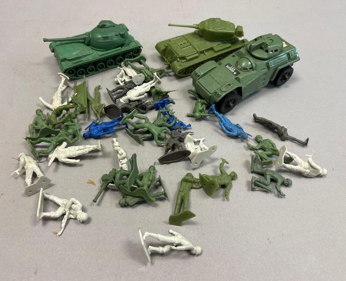 Vintage Plastic Army Men, Tanks and Military Vehicles Toy Lot: Tank measures 5 inches x 3 inches x 2 inches