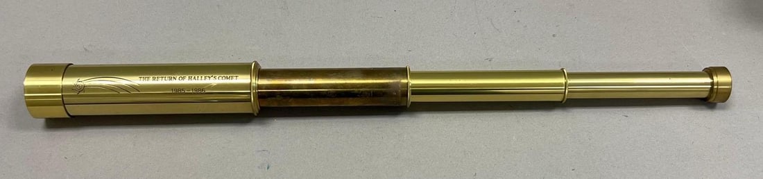 1985-1986 Halleys Comet Commemorative 30x40mm Brass Spyglass Telescope ? Japan: Collapses down to 8 inches and extend to 22 inches. Optic seem to be in working order.