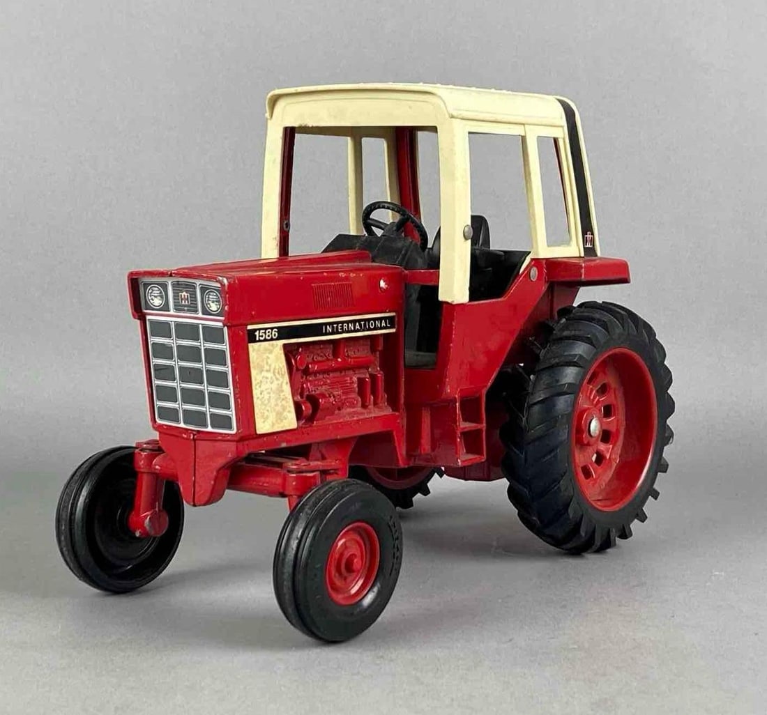 ERTL International Harvester 1586 Die-Cast Tractor: 1/16 scale, paint wear throughout edges
