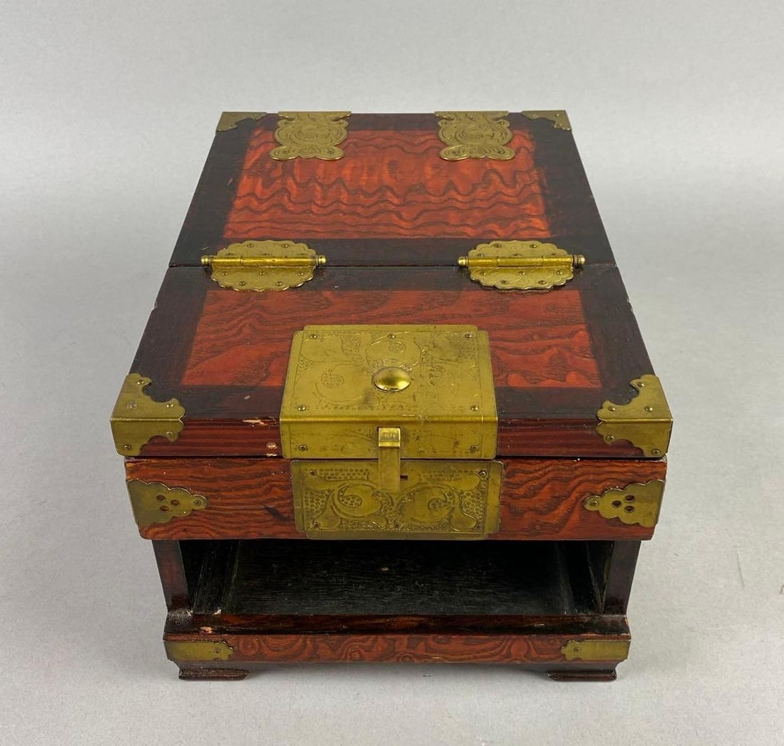 Vintage 1970?s Korean Lacquered Traveling Vanity Box (1 of 6)