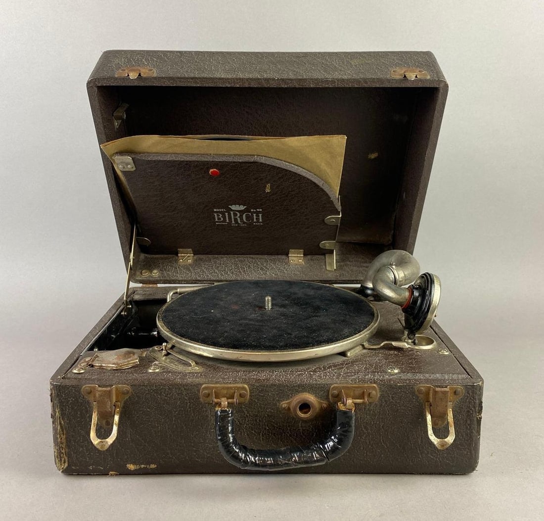 Antique 1930?s Birch Model 30 Portable Hand-Crank Phonograph (1 of 4)