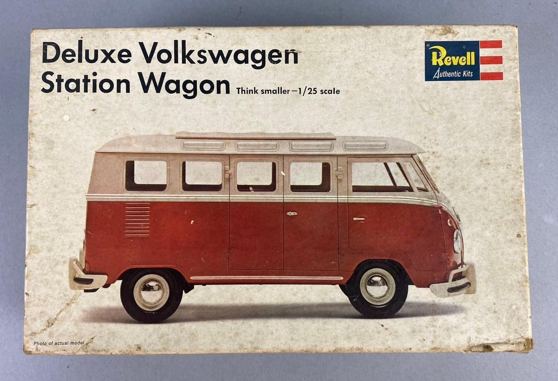 Vintage 1967 Revell Deluxe Volkswagen Station Wagon 1/25 Scale Model Kit (1 of 6)