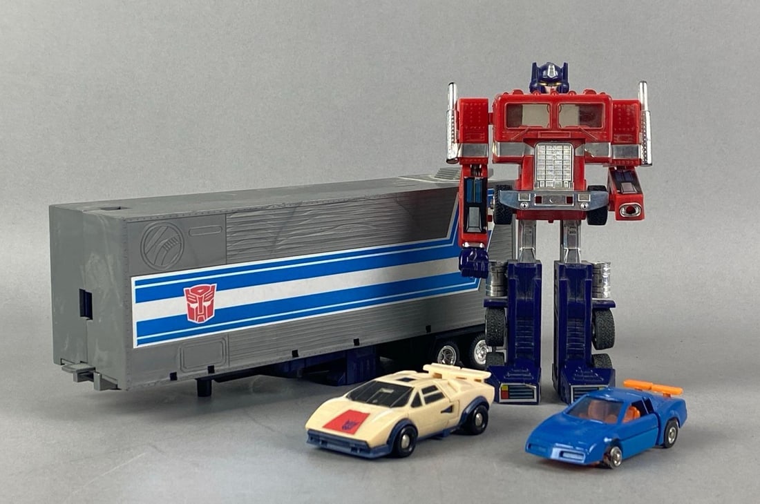 Group of 1980s 4 Hasbro G1 Transformers Action Figures (1 of 4)