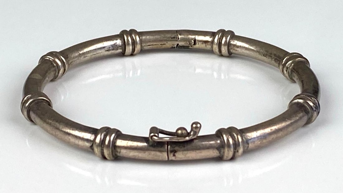 Ilaria Sterling Silver Banded Hinged Bangle: Measures 2 1/2 inches W x 2 1/2 inches D